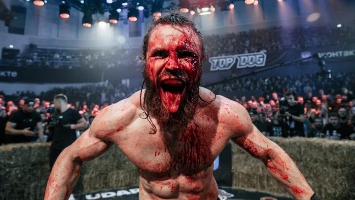 Zapomeňte na Procházku a UFC. Rusové se baví u krvavé show mezi balíky slámy; Zdroj foto: Top Dog Fighting Championship