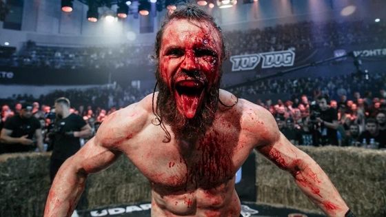 Zapomeňte na Procházku a UFC. Rusové se baví u krvavé show mezi balíky slámy