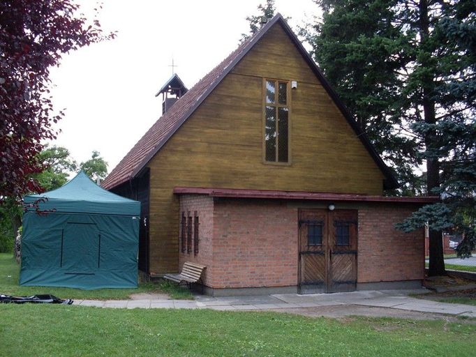 Kostel sv. Františka z Assisi na Praze 4 byl postaven v roce 1941. Je to celodřevěná stavba s nízkými obvodovými zdmi a vysokou střechou. Na jižní straně objektu přiléhá sakristie a na střeše visí malý zvon, krytý stříškou ve tvaru domečku. Kolem je pozemek s parkovou úpravou.