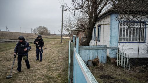 Sapéři pracují na odminování půdy v části Charkovské oblasti, kterou do podzimu okupovala ruská armáda.