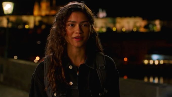 Zendaya jako MJ a Tom Holland coby Peter Parker ve filmu Spider-Man: Daleko od domova. Scéna se natáčela na pražském Karlově mostě.