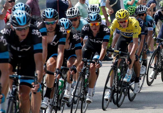 Race leader's yellow jersey Team Sky rider Christopher Froome (R) of Britain cyles with team mates during the 242.5 km fifteenth stage of the centenary Tour de France cyc