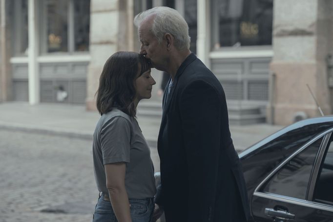 Rashida Jonesová v roli Laury a Bill Murray jako Felix.