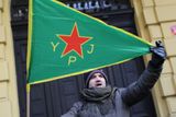 Před soudem vlály vlajky například ženské ozbrojené jednotky YPJ bojující ve službách strany na severu Sýrie.