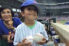 Video: Baseballový fanoušek sebral míček dítěti a dal ho ženě. Chlapec se ale přece jen dočkal