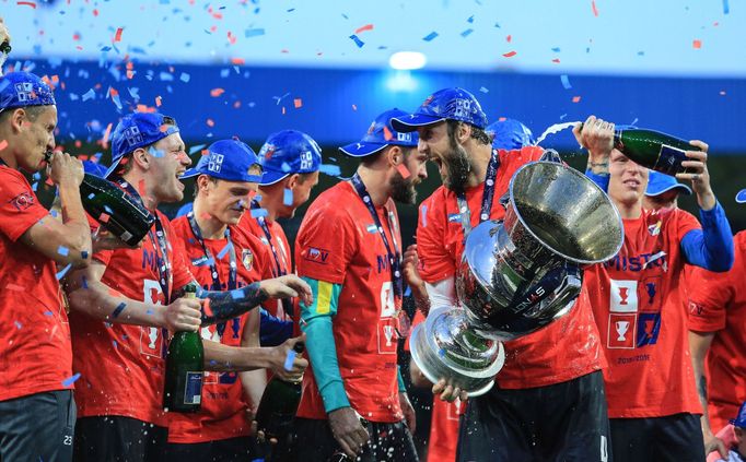 Viktoria Plzeň slaví titul mistra sezony 2015-16