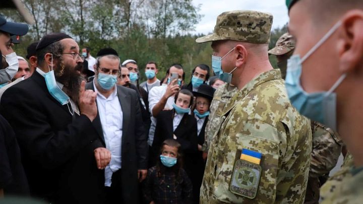 Tisíc židovských poutníků zastavil koronavirus. Uvázli u hranic v "zemi nikoho"