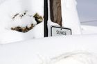Silničáři kvůli sněžení uzavřeli pro kamiony silnici na Harrachov
