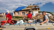 Tornádo, které se ve čtvrtek večer přehnalo jižní Moravou, nejvíce poškodilo obce Týnec, Moravská Nová Ves, Mikulčice, Lužice, Hodonín, Hrušky a Břeclav. Také ve Valticích jsou škody prakticky na všech domech i památkách.