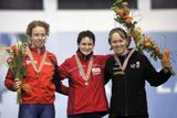 Mistryně světa Martina Sáblíkova oslavuje zisk zlaté medaile spolu se stříbrnou medailistkou Renate Groenewoldovou a bronzovou Cindy Klassenovou.