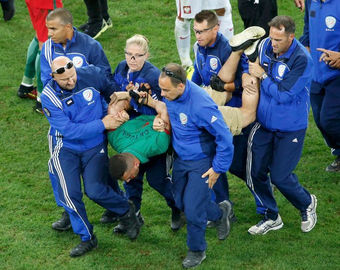 Euro 2016, Polsko-Portugalsko: portugalský výtržník na hřišti