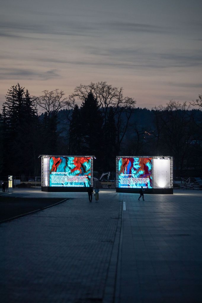 Instalace festivalu Signal v pražské Stromovce.