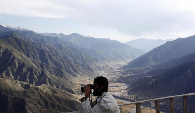 A local commander of the Afghan security Group, a local militia force, scans the surrounding terrain at Observation Post Mustang in Afghanistan's Kunar Province June 4, 2012. REUTERS/Tim Wimborne (AFGHANISTAN - Tags: CIVIL UNREST MILITARY CONFLICT) Published: Čer. 4, 2012, 4:40 odp.