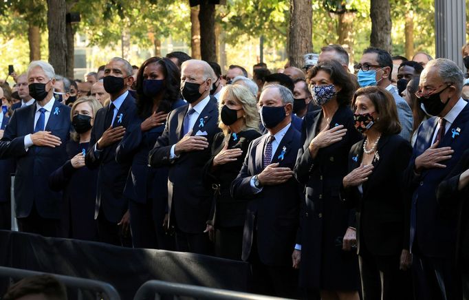 Vzpomínkového ceremoniálu se zúčastnil také prezident Spojených států Joe Biden s manželkou Jill a bývalí američtí prezidenti Bill Clinton a Barack Obama.