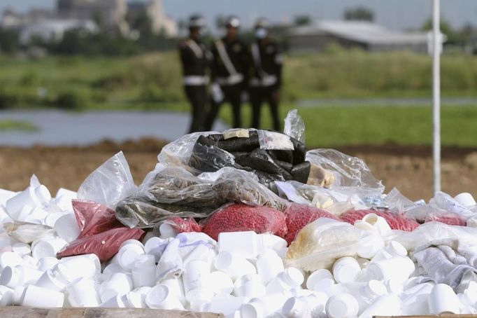 Military police (background) look on during a ceremony to dispose of confiscated drugs, in Phnom Penh August 28, 2012. Authorities burned more than one ton worth of drugs during a ceremony on Tuesday morning, reported local media. REUTERS/Samrang Pring (CAMBODIA - Tags: DRUGS SOCIETY CRIME LAW MILITARY) Published: Srp. 28, 2012, 5:55 dop.