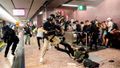 Policie mlátí demonstranty v metru v Hongkongu