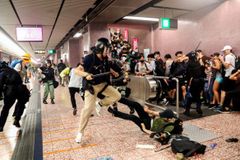 Policisté s obušky mlátili demonstranty v hongkongském metru. Protesty pokračují
