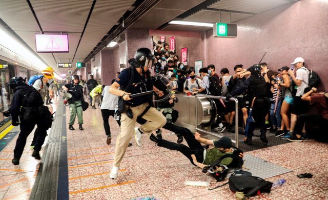 Policie mlátí demonstranty v metru v Hongkongu