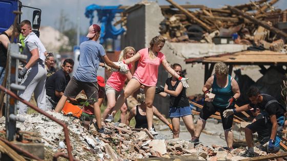 Foto: Poničené obce ožívají. Lidé v sutinách opravují, co se dá, i vaří pro ostatní