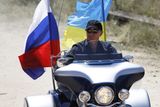 U Sevastopolu mají sraz ukrajinští a ruští motorkáři, proto je naprosto v pořádku vytáhnout i ukrajinskou zástavu, navíc když jsme na ukrajinském území.