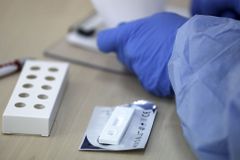 Čínská firma odmítá poslat část dodávky testů do škol, shánět se budou v Evropě