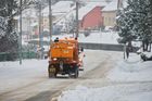 Dopravu v Česku komplikuje sníh a vítr. Ve Frýdku-Místku se srazilo deset aut