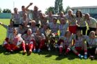 Po dlouhých deseti letech totiž opět získaly do své moci trofej pro šampiona české nejvyšší soutěže.