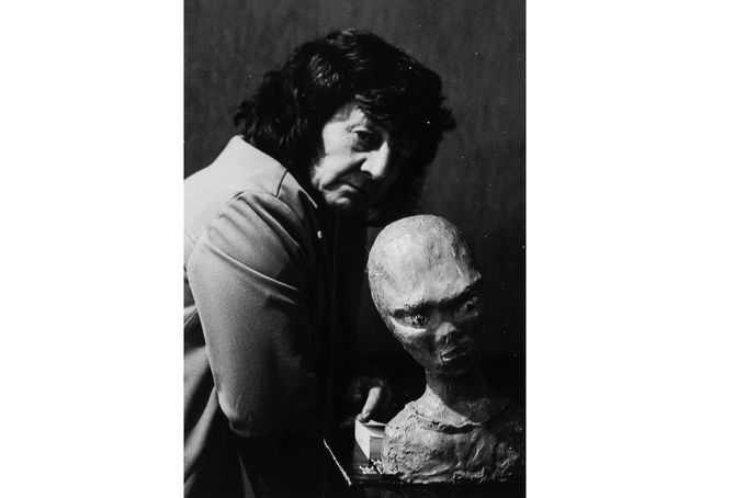 Betty Hill se sochou "Zeta alias Junior" ve sbírce UNH, 1990. Dokumentace ze spisu Betty a Barneyho Hillových.