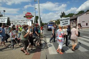 Foto: V Uhříněvsi demonstrovali za dostavbu Pražského okruhu. Vydrželo jim to přesně dvě minuty