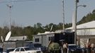 Law enforcement officials continue to man a command center set up at Destiny Church near the scene of a shooting and hostage taking that happened five days ago near Midland City, Alabama February 3, 2013. A gunman boarded an Alabama school bus ferrying children home from school on Tuesday and fatally shot the driver before fleeing with a young child; they have been holed up in an underground bunker ever since, Alabama media reported. REUTERS/Phil Sears (UNITED STATES - Tags: CRIME) Published: Úno. 4, 2013, 1:29 dop.