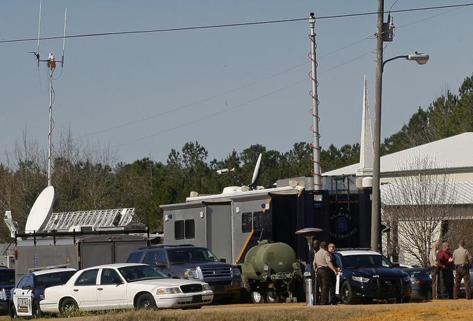 Law enforcement officials continue to man a command center set up at Destiny Church near the scene of a shooting and hostage taking that happened five days ago near Midland City, Alabama February 3, 2013. A gunman boarded an Alabama school bus ferrying children home from school on Tuesday and fatally shot the driver before fleeing with a young child; they have been holed up in an underground bunker ever since, Alabama media reported. REUTERS/Phil Sears (UNITED STATES - Tags: CRIME) Published: Úno. 4, 2013, 1:29 dop.