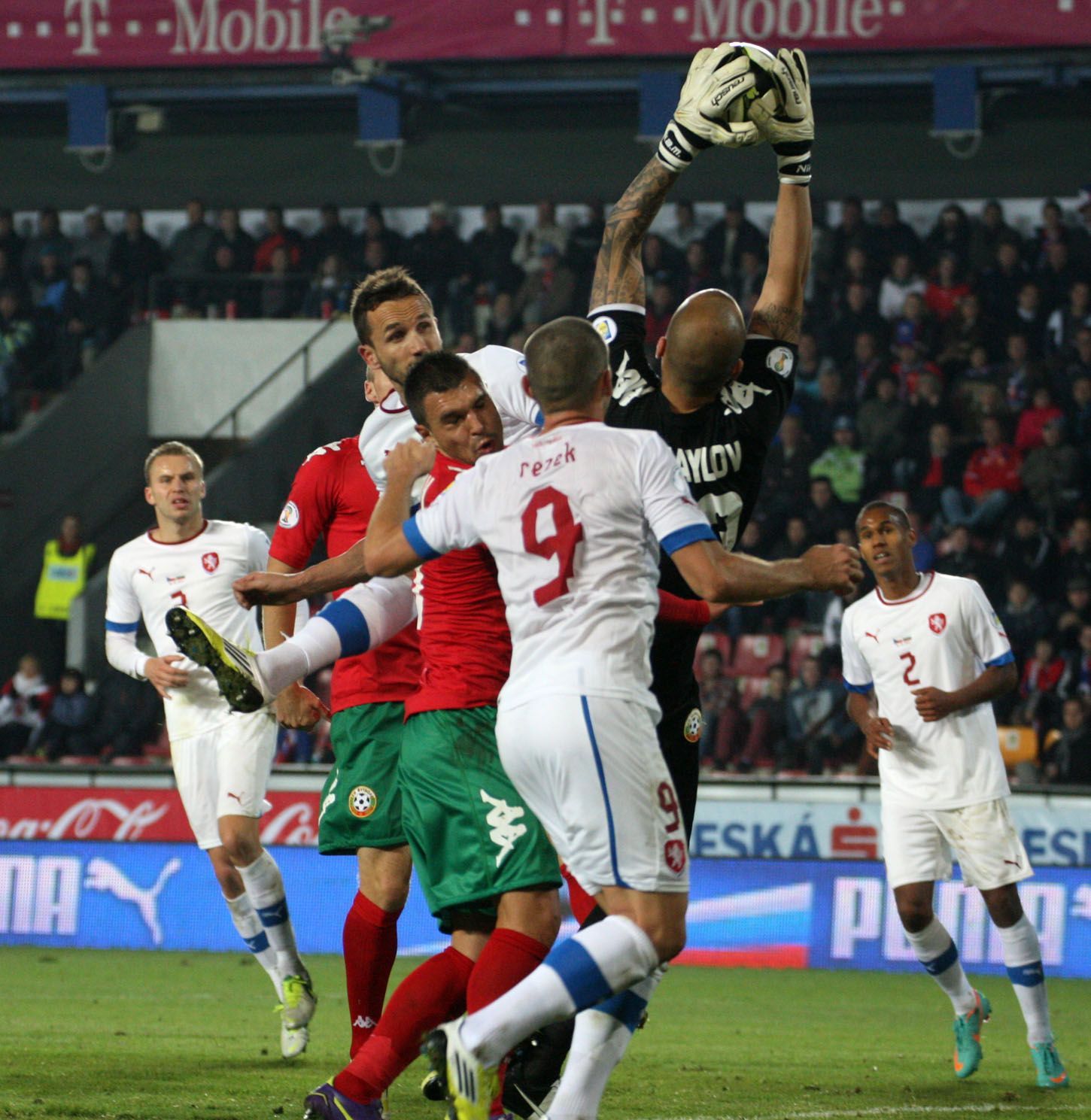 Český fotbalista Jan Rezek v utkání kvalifikace MS 2014 proti Bulharsku.