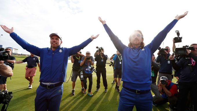 Paul Casey a Tommy Fleetwood slaví triumf v Ryder Cupu