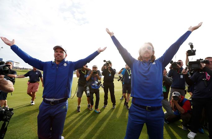 Paul Casey a Tommy Fleetwood slaví triumf v Ryder Cupu