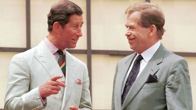 Král Karel III., tehdy ještě jako princ Charles, s tehdejším prezidentem Václavem Havlem v roce 1994.