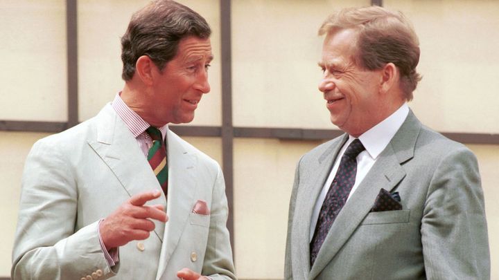 Král Karel III. a jeho přítel Václav Havel. Panovník byl i díky němu v Česku pětkrát; Zdroj foto: ČTK