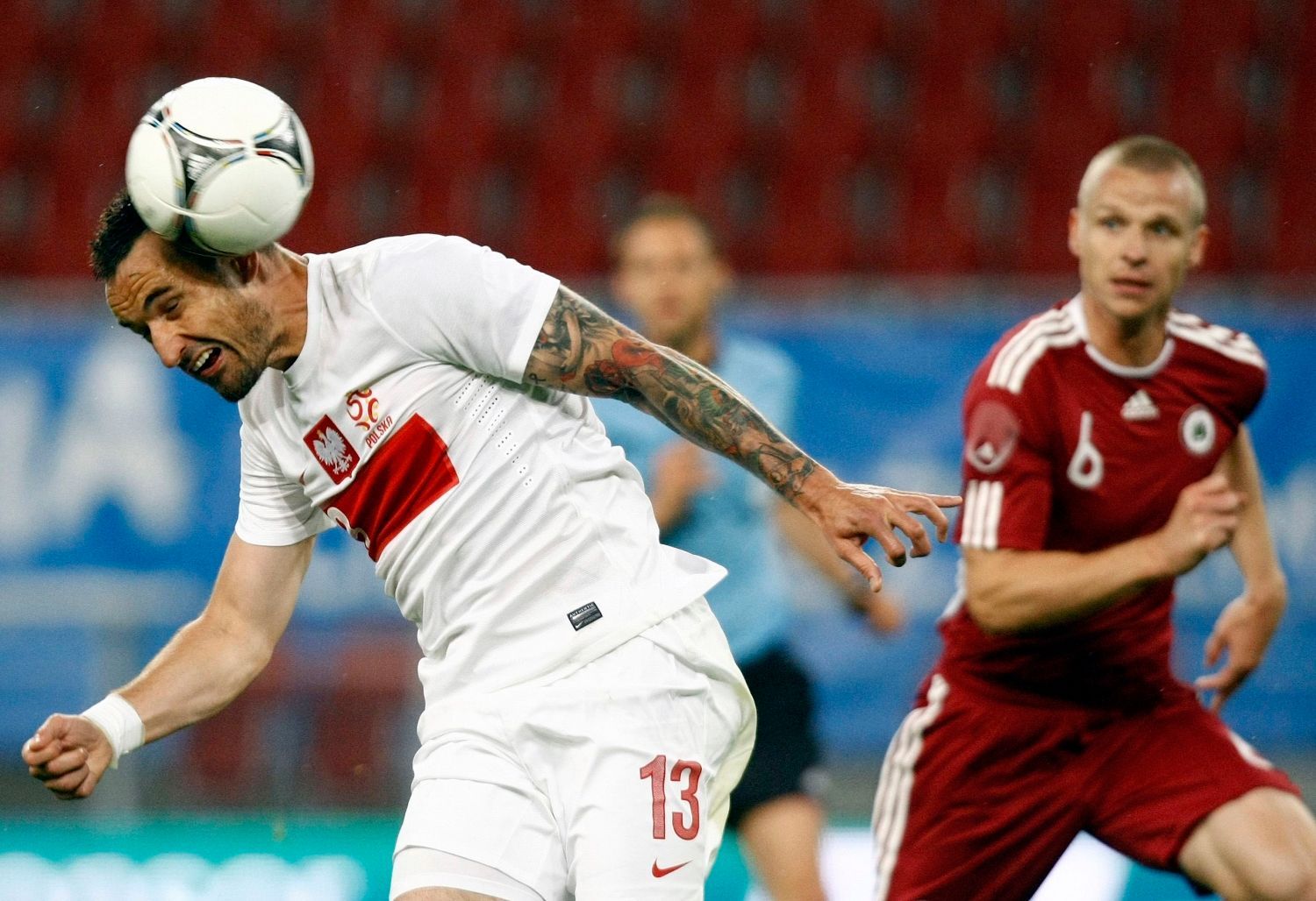 Marcin Wasilewski hlavičkuje v přátelském zápase Polsko - Lotyšsko
