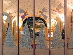 Také za těmito dveřmi již také probíhají Vánoce, ty obchodní obvykle začínají už na podzim a končí až v lednu.