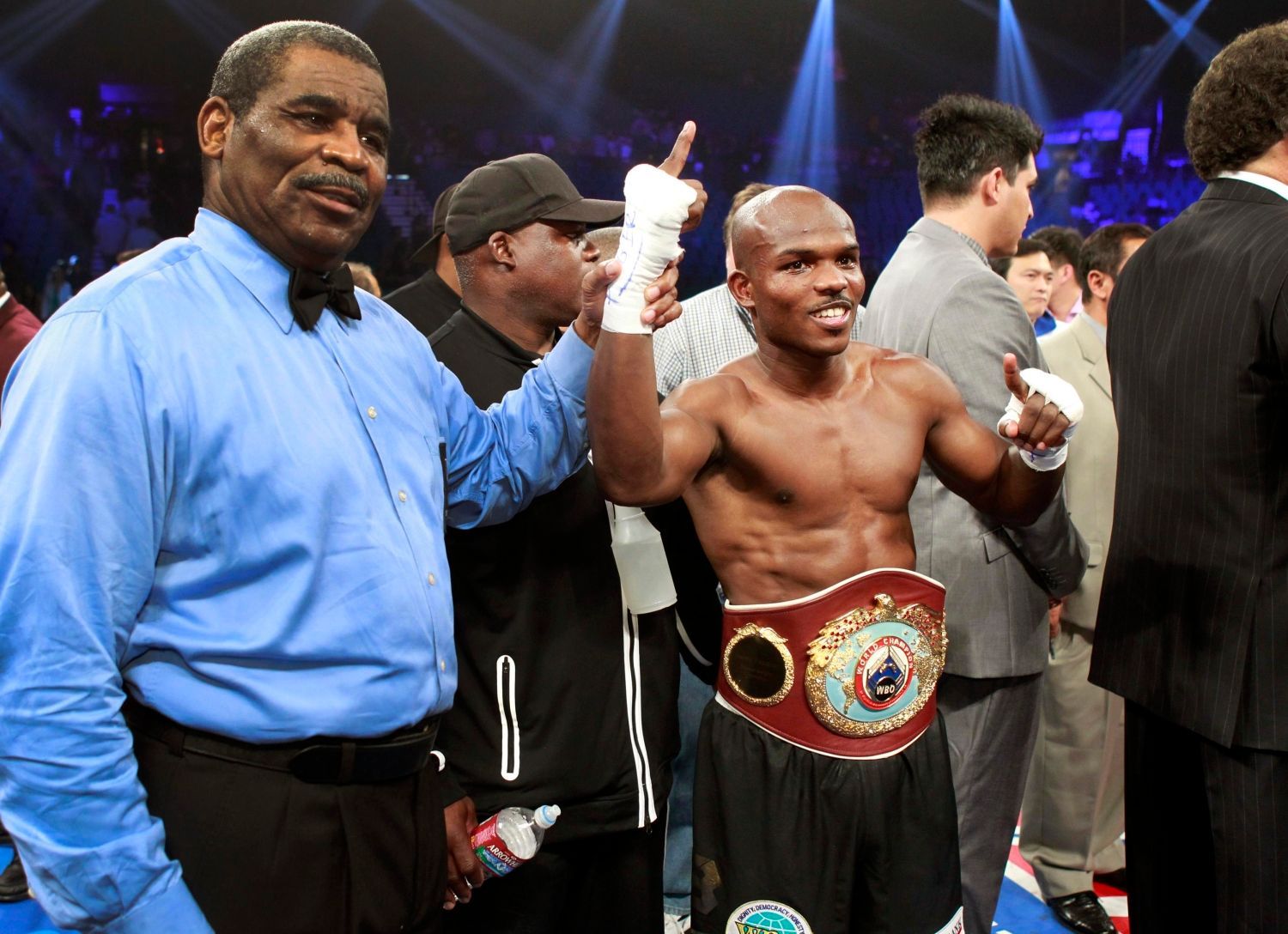 Rozhodčí Robert Byrd a Američan Timothy Bradley po souboji welterova váhy o titul mistra světa WBO.