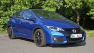 Honda Civic se prodává od 359 900 korun, což znamená patnácté místo mezi nejlevnějšími hatchbacky a liftbacky na českém trhu. Za tuto cenu však je s chudou výbavou bez klimatizace a s nevýrazným základním motorem o objemu 1,4 l.