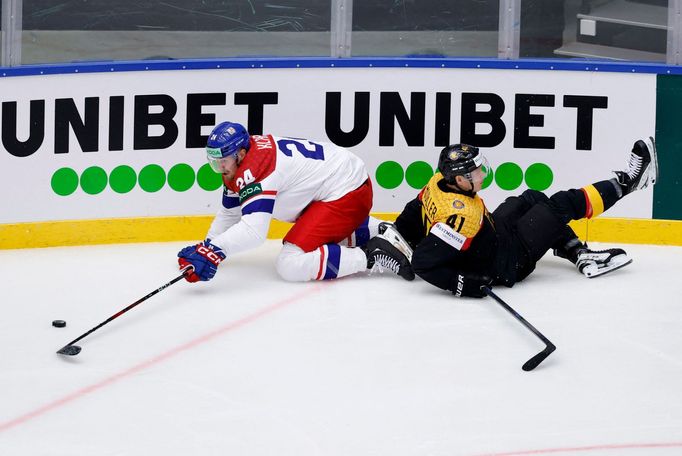 Adam Klapka a Jonas Müller v zápase MS 2025 Česko - Německo