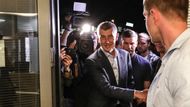 Jako poslední do volebního štábu hnutí ANO těsně před jedenáctou hodinou dorazil předseda Andrej Babiš. Jako největší konkurenty svého hnutí v evropských volbách označil piráty. Případný propad ČSSD podle něj nebude mít vliv na fungování vlády.