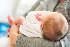 Lékaři ve Znojmě zachránili ženu po porodu s prorostlou placentou nezvyklou operací