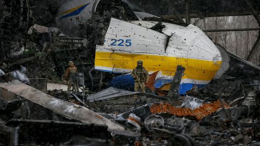 Letiště Hostomel nedaleko Kyjeva a zničený Antonov An-225.