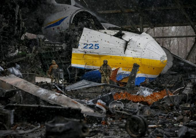 Letiště Hostomel nedaleko Kyjeva a zničený Antonov An-225.