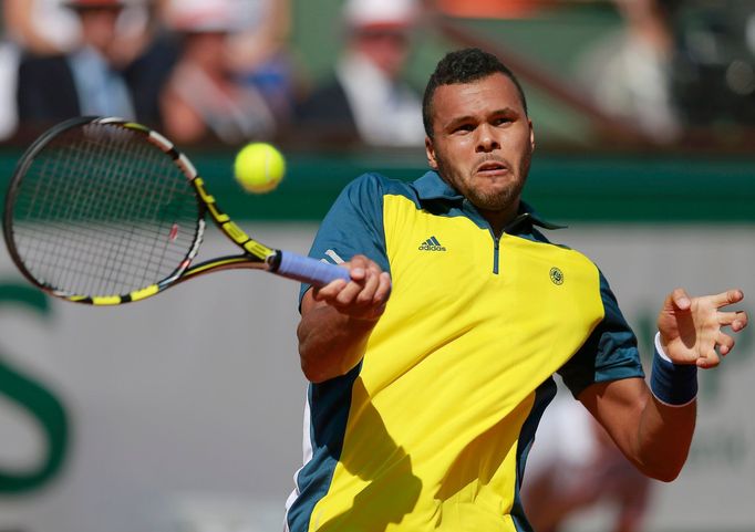 Jo-Wilfried Tsonga v zápase s Rogerem Federerem na French Open 2013