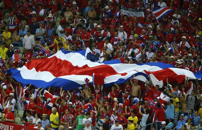 Costa Rica's fans cheer during the 2014 World Cup Group D soccer match against Uruguay at the Castelao arena in Fortaleza, June 14, 2014.REUTERS/Mike Blake (BRAZIL - Tags