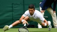 Na Wimbledonu to v prvních dnech na čerstvé trávě pořádně klouže. V úterý se zranila Serena Williamsová, ve středu měly mužské tenisové hvězdy přece jen více štěstí. Nepříjemné pády zažili Srb Novak Djokovič...