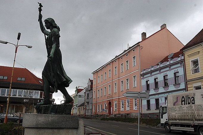 Náměstí v Milevsku. V řůžové budově pošty býval sekretariát KSČ