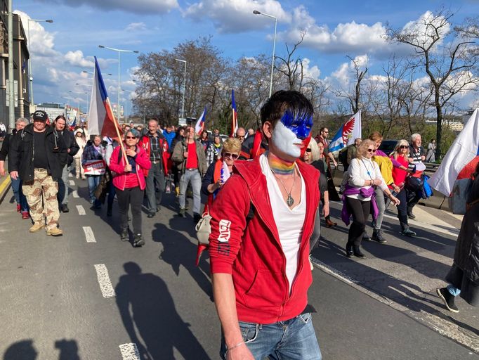 Demonstranti byli kolem páté hodiny odpoledne na dohled Úřadu vlády.